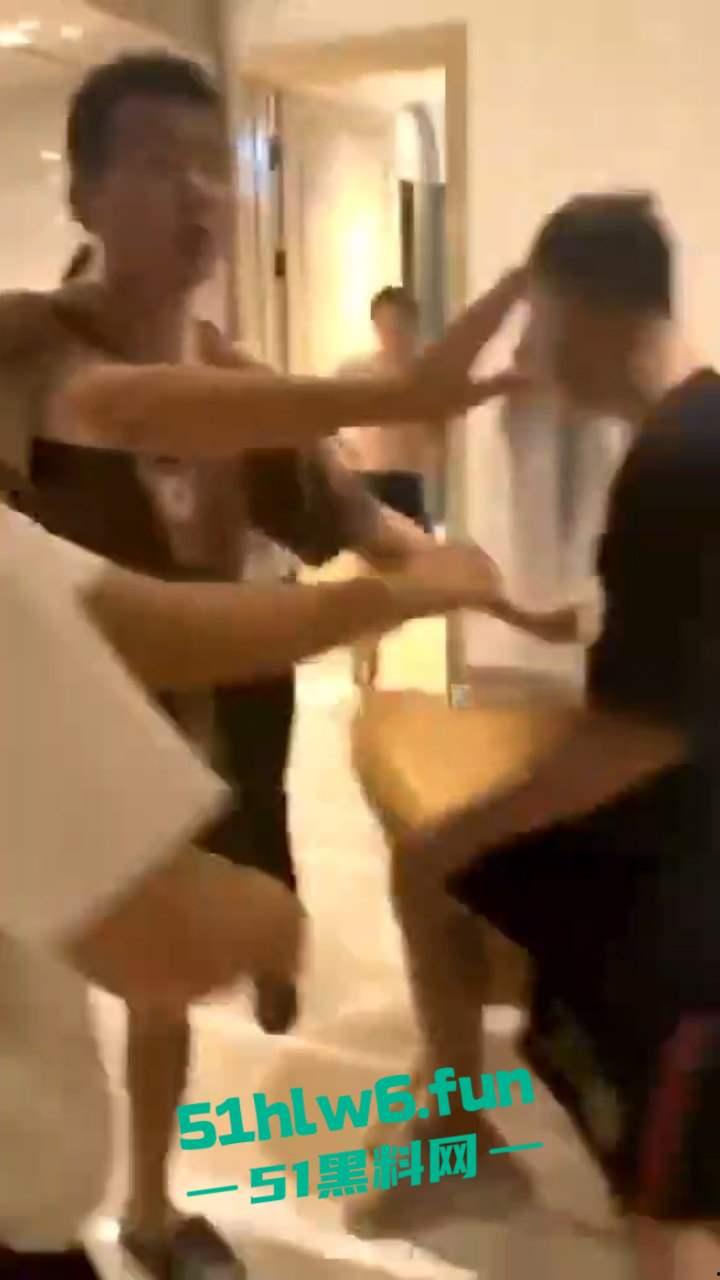 奇葩捉奸现场，骚逼老婆出轨被发现打开房门竟然是两男一女，老公和带来的人直接惊呆在现场。-1