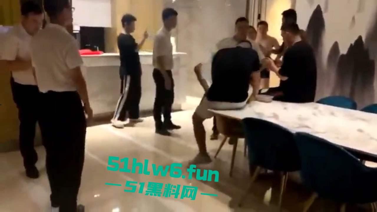 奇葩捉奸现场，骚逼老婆出轨被发现打开房门竟然是两男一女，老公和带来的人直接惊呆在现场。-2