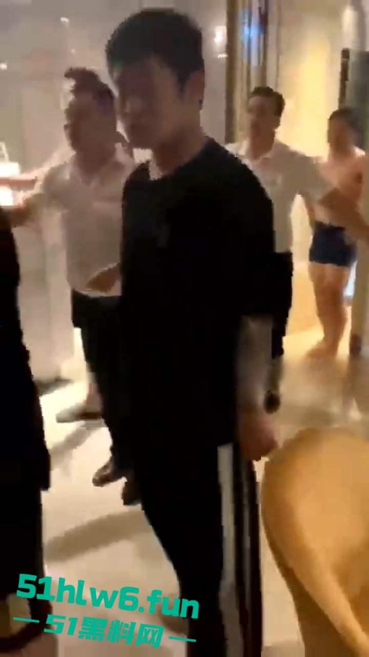 奇葩捉奸现场，骚逼老婆出轨被发现打开房门竟然是两男一女，老公和带来的人直接惊呆在现场。-3