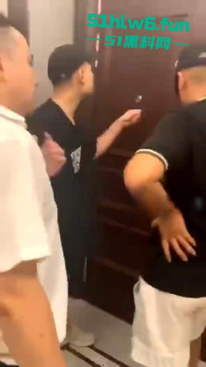 奇葩捉奸现场，骚逼老婆出轨被发现打开房门竟然是两男一女，老公和带来的人直接惊呆在现场。-4