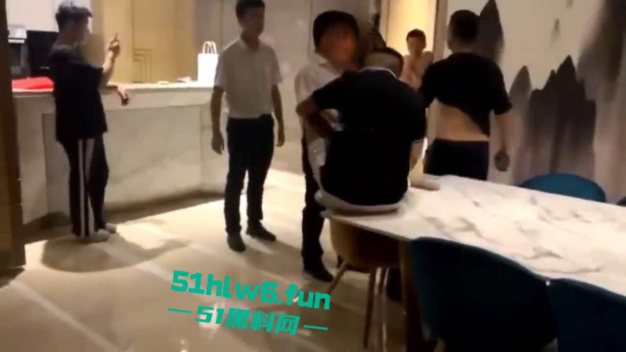 奇葩捉奸现场，骚逼老婆出轨被发现打开房门竟然是两男一女，老公和带来的人直接惊呆在现场。-5