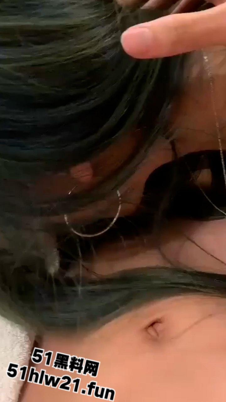 绿毛潮妹口过无数鸡巴仍未破处，找陌生男破膜开苞操战一夜，新逼夹得鸡巴都疼。-2