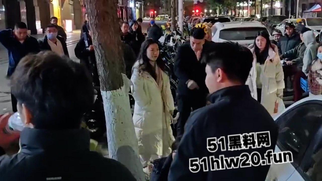 四川汉源骚妇密会情夫被老公当街抓现行，多次开房还被搞大肚子，真是太不要脸了！-6