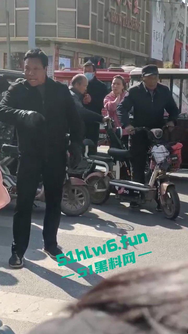 邯郸成安骚妇一年未吃荤聊骚出轨，多次偷吃死不悔改被老公当街破口大骂。-3