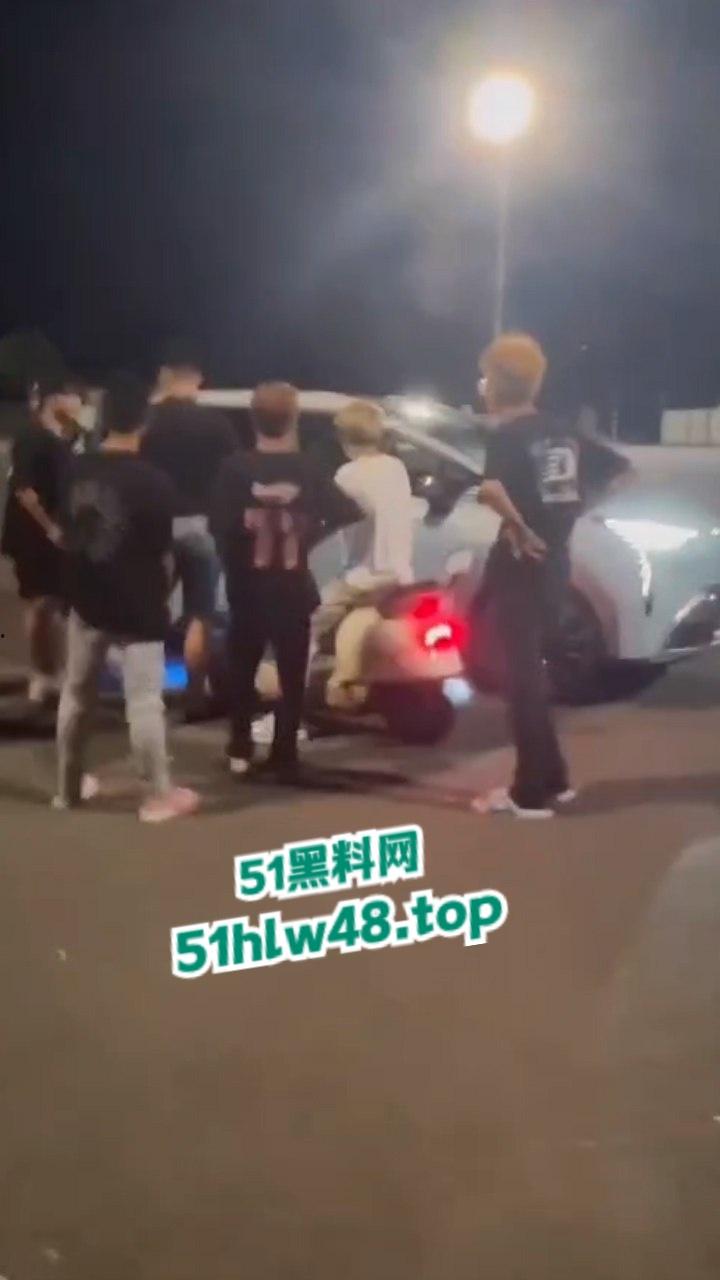 无业小哥偷车当场被抓，惨遭无影脚狂踹被逼互扇耳光，场面炸裂又酸爽。-4