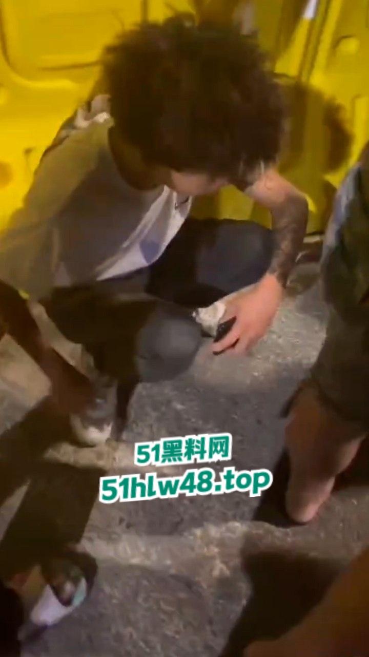 无业小哥偷车当场被抓，惨遭无影脚狂踹被逼互扇耳光，场面炸裂又酸爽。-6