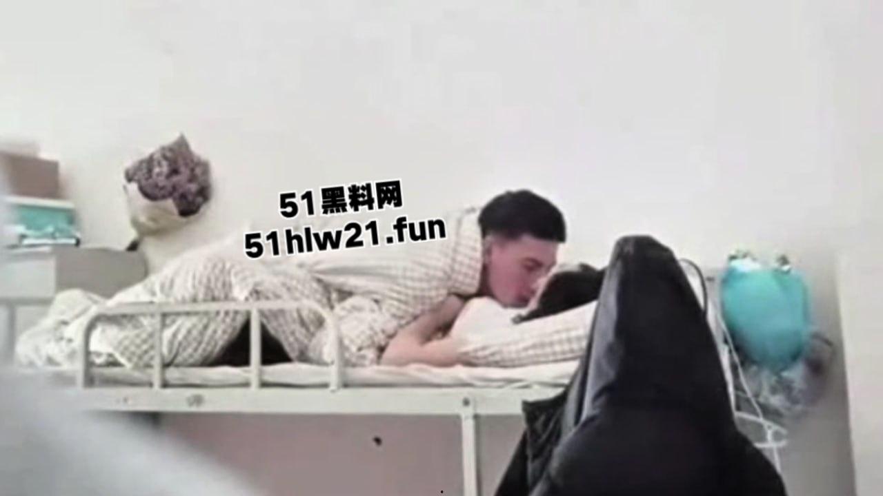 嘉兴学院瓜友偷拍，室友带女友回寝室偷偷在床上啪啪做爱，偷拍后将两人曝光。-6