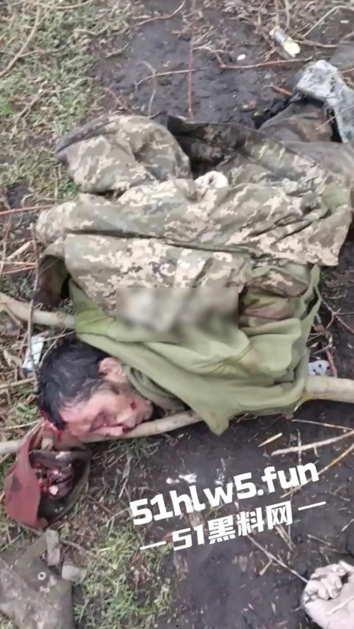 【血腥恐怖】俄乌战场战后清扫，到处都是早已腐烂的士兵尸体，现场视频画面流出。-7